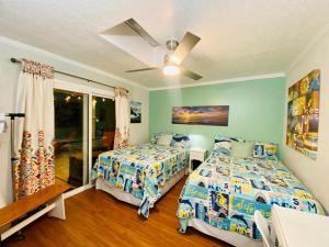 Costa Mesa Homestay - Private Rooms with 2 Shared Baths and Hosts Onsite