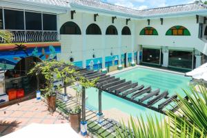 RedDoorz Plus @ Castle Chateau Iloilo