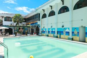 RedDoorz Plus @ Castle Chateau Iloilo