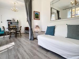 Nestor&Jeeves - LAVINIA - Central - Close sea