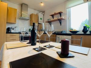 Maria- Bright and Modern City Center Apartment .