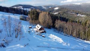 Chalupa Barborka - Národní park Krkonoše, sauna, bazén, dětské hřiště, gril, 6 pokojů, kuchyň, společenská místnost s krbem