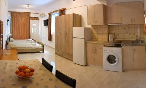 Artemis Studios - Pool and garden