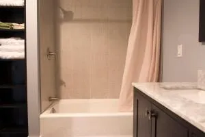 The Gatehouse on Golden Hill - Ли