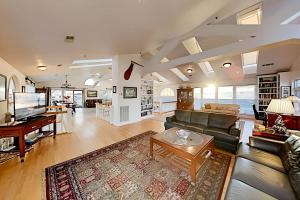 Five-Bedroom House room in Caine Woods Retreat - 3 Suites & Walkable Locale home