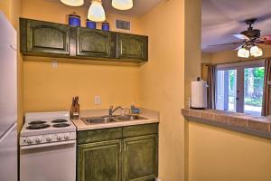 Lido Key Hideout with Patio and Yard and Walk to Beach!