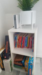 Cosy appartement dans une villa avec piscine, proche du centre et de la mer