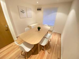 Large 5-Bed city centre townhouse with secure parking