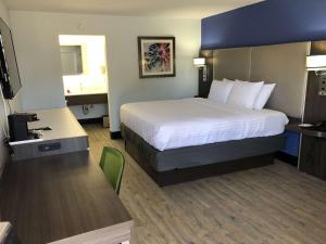 King Room - Non-Smoking room in SureStay Plus Hotel by Best Western Sacramento Cal Expo