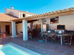 B&B / Chambres d'hotes Mas Lou Caloun - Chambre d'Hote face a la piscine en Camargue - Les Saintes Maries de la Mer : photos des chambres