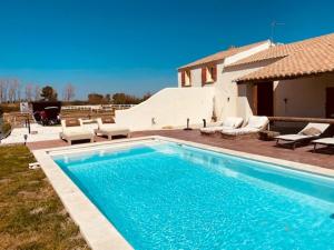 B&B / Chambres d'hotes Mas Lou Caloun - Chambre d'Hote face a la piscine en Camargue - Les Saintes Maries de la Mer : photos des chambres