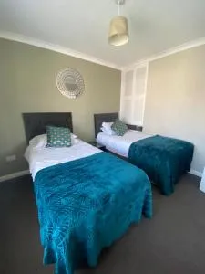 By Buildersbeds - Hill House 3 Bedrooms - Stanford Rivers