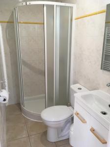 B&B / Chambres d'hotes Le Mas des 3 Anes : Chambre Quadruple avec Salle de Bains Privative