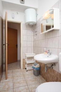 Triple Room room in Apartments and rooms with parking space Starigrad Paklenica - 6606