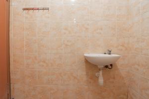 RedDoorz Syariah At Afifah Guest House near Bikasoga Sport Center