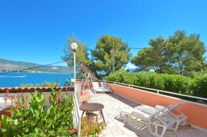 D large apt with big terrace next to the beach