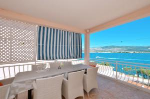 4 - large apt with big terrace next to the beach