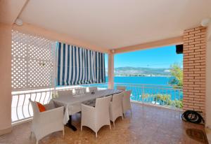 D large apt with big terrace next to the beach