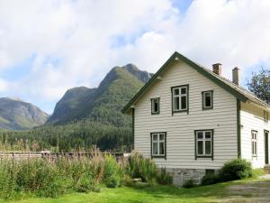 Holiday Home Elvehuset by Interhome