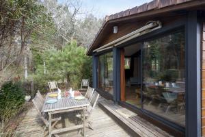 Chalets Cosy wooden chalet with terrace and residential pool in Saubion - Welkeys : photos des chambres