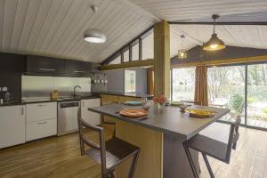 Chalets Cosy wooden chalet with terrace and residential pool in Saubion - Welkeys : photos des chambres