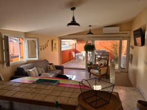 Appartements La tropezienne, Duplex 73 m2, 100 m du port, climatisation, grande terrasse : photos des chambres