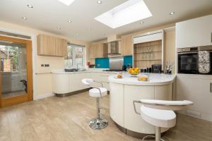 Central Windsor Stunning 4 Bedroom Spacious Modern House