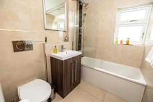 Central Windsor Stunning 4 Bedroom Spacious Modern House