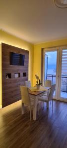 Apartament tuz przy plazy z widokiem na morze balkonem i hamakami