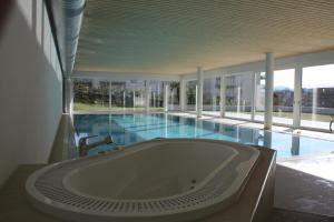 obrázek - Indoor Swimming Pool, Sauna, Fitness, Private Gardens, Spacious Modern Apartment