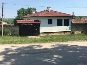 Th e White House in Palamartsa - Pepelina