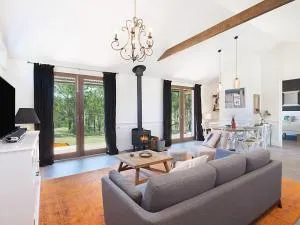 Block Eight Estate Water View Villa - Branxton