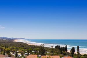 The White House - Spectacular Ocean Views, WiFi, Central Coolum
