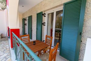 NIJAY APARTMENTS NO 1, 2 BEDROOM APARTMENT SLEEPS 6 WITH BED SETTEE IN LOUNGE Meganisi Greece