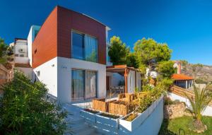 Villa Infinite - 5 Bedroom villa - Ultra modern - Stunning sea views Seafront Location