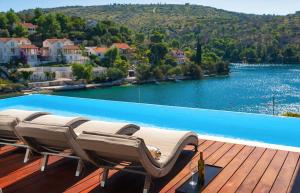 Villa Infinite - 5 Bedroom villa - Ultra modern - Stunning sea views Seafront Location