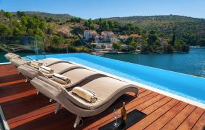 Villa Infinite - 5 Bedroom villa - Ultra modern - Stunning sea views Seafront Location