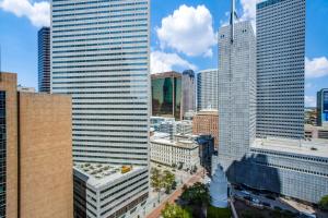 CozySuites Best Sky Pool in Dallas 1BR - image 2