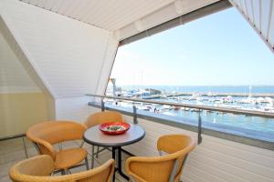 hafennahe Ferienwohnung mit Balkon und Meerblick - Hafenhäuser Wiek FeWo Wohnung 04