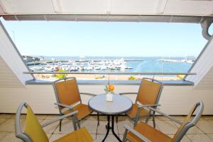 hafennahe Ferienwohnung mit Balkon und Meerblick - Hafenhäuser Wiek FeWo Wohnung 01