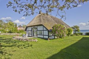 strandnahe Idylle am Meer, private Badestelle mit Strandkorb - Gutshof Ostseeblick FeWo Nr 03