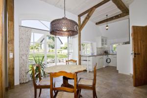 strandnahe Idylle am Meer, private Badestelle mit Strandkorb - Gutshof Ostseeblick FeWo Nr 03