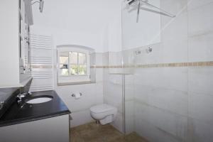 strandnahe Idylle am Meer, private Badestelle mit Strandkorb - Gutshof Ostseeblick FeWo Nr 03