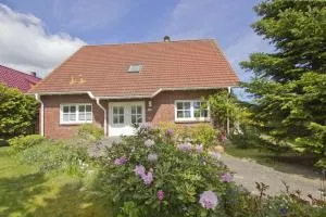 strandnahe Ferienwohnung mit schönem Garten - Ferienhaus Gisela FeWo Vilmblick - Neuendorf