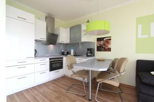 Terrasse, gratis Nutzung vom AHOI Erlebnisbad und Sauna in Sellin - Meeresblick FeWo 31