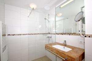 strandnahe FeWo mit Balkon, gratis Nutzung vom AHOI Erlebnisbad und Sauna in Sellin - Rex Rugia FeWo 14-7