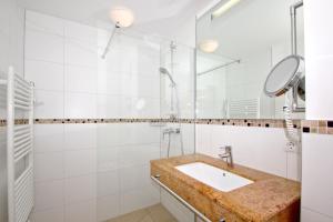 strandnahe FeWo mit Balkon, gratis Nutzung vom AHOI Erlebnisbad und Sauna in Sellin - Rex Rugia FeWo 14-5