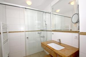 strandnahe FeWo mit Terrasse, gratis Nutzung vom AHOI Erlebnisbad und Sauna in Sellin - Rex Rugia FeWo 29-3