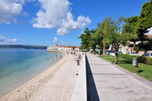 Apartment Ivana with pool and parking