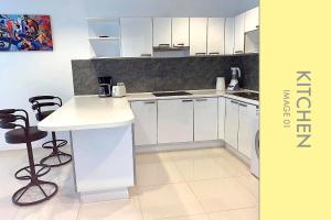 Stylish Condo w. Pool View 2F